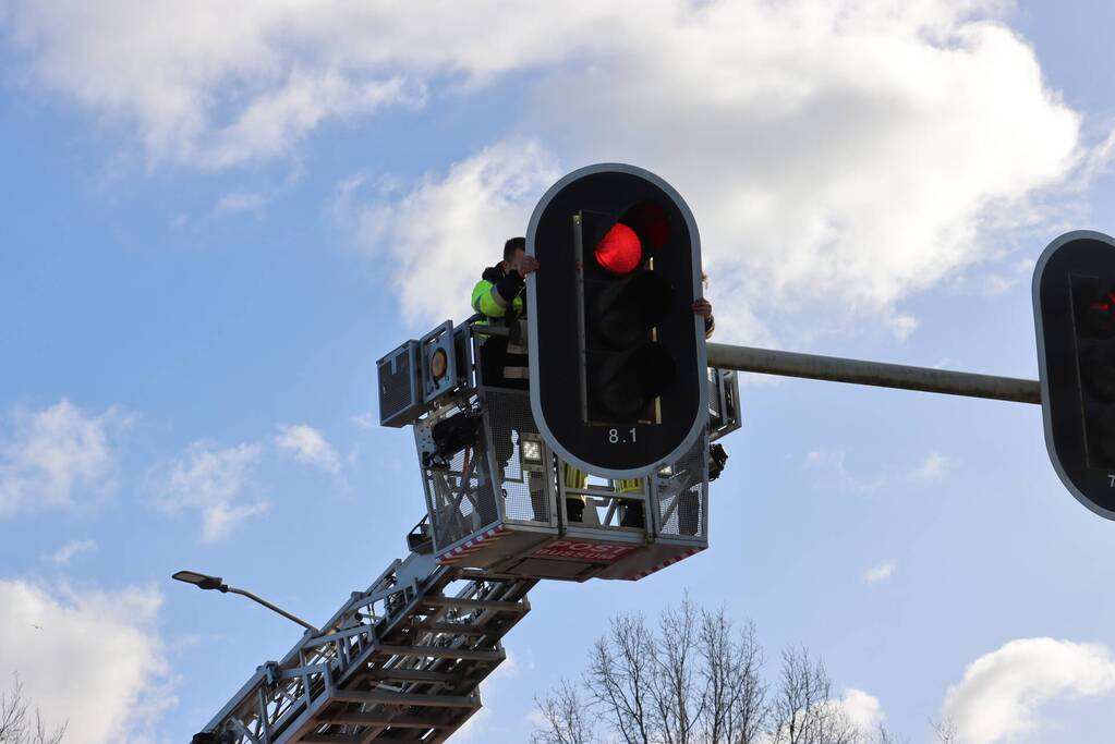 Kap van verkeerslicht zorgt voor gevaarlijke situatie
