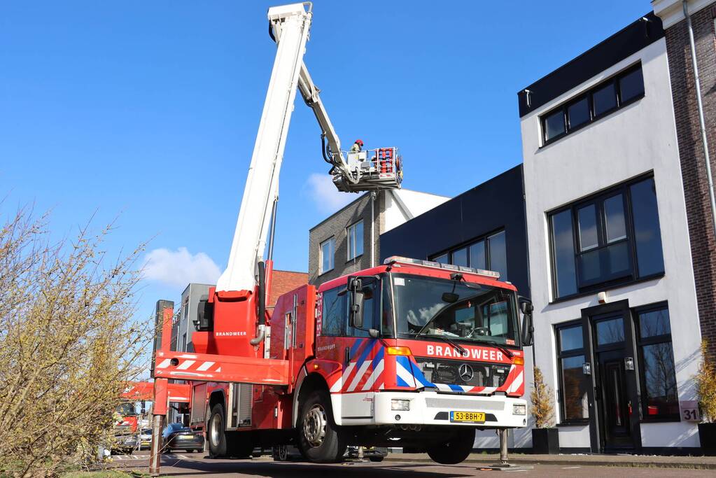 Brandweer slijpt daklijst weg na storm