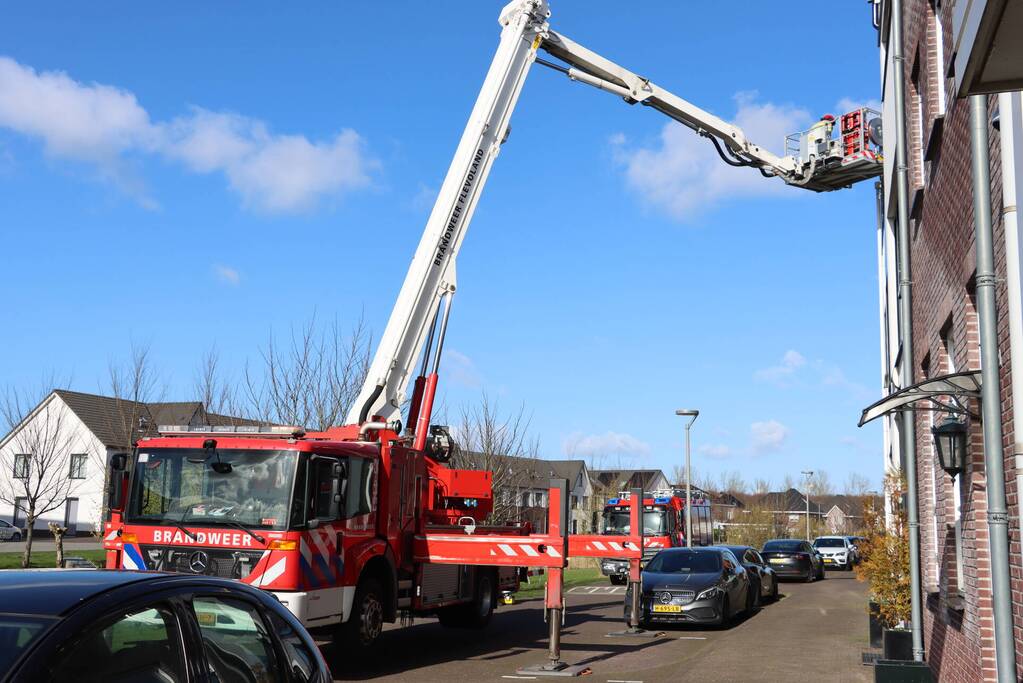 Brandweer slijpt daklijst weg na storm