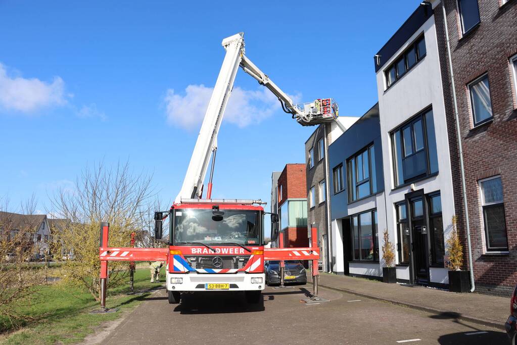 Brandweer slijpt daklijst weg na storm
