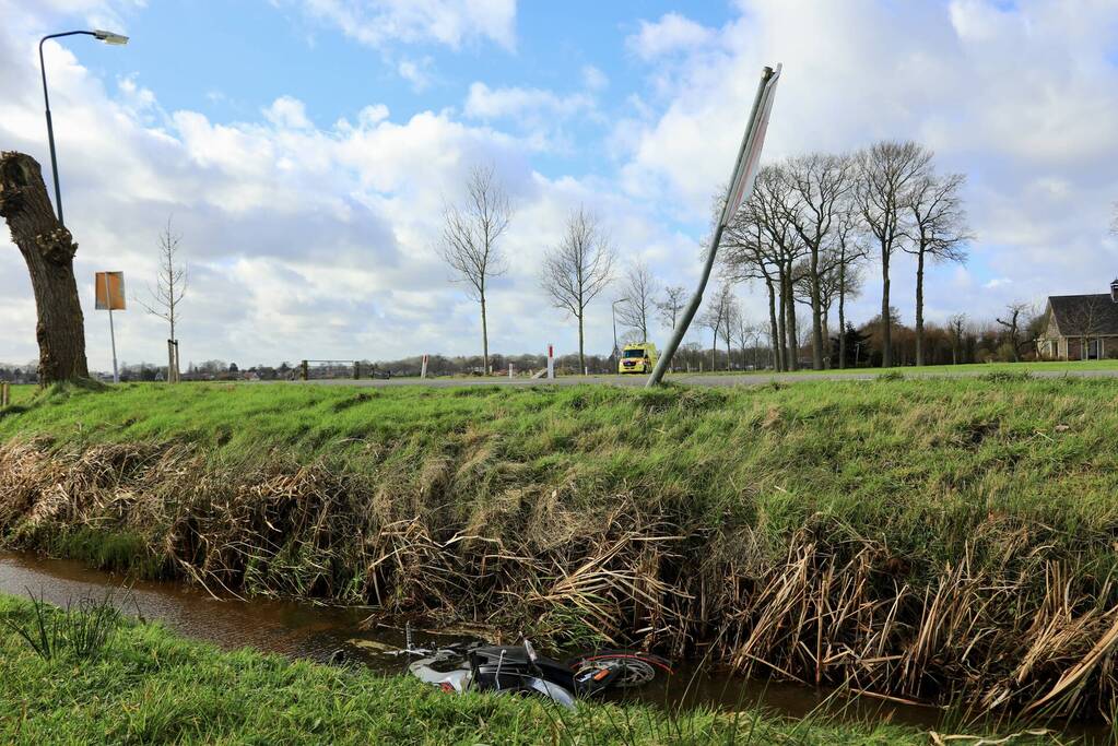 Brommerrijder rijdt rechtdoor de sloot in