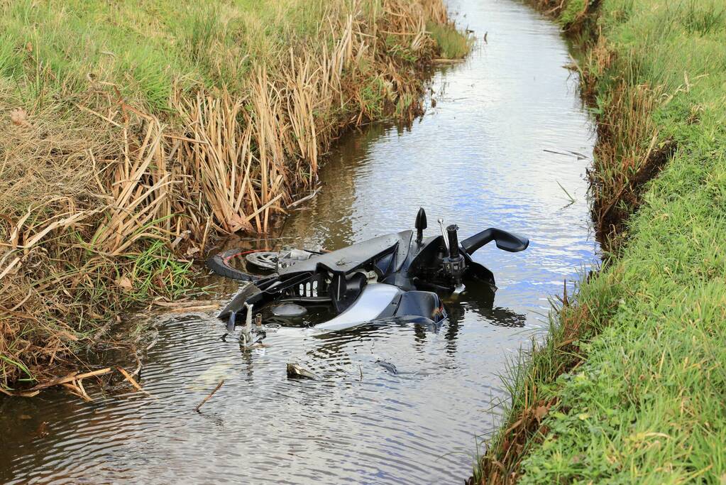 Brommerrijder rijdt rechtdoor de sloot in