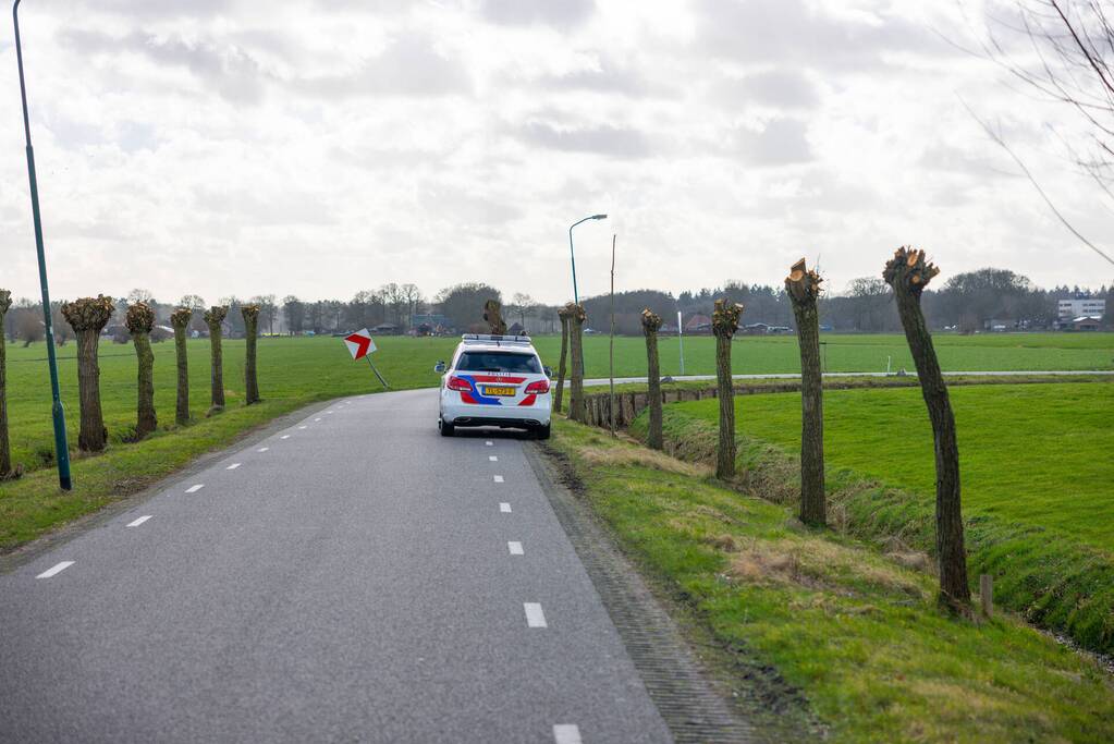 Brommerrijder rijdt rechtdoor de sloot in