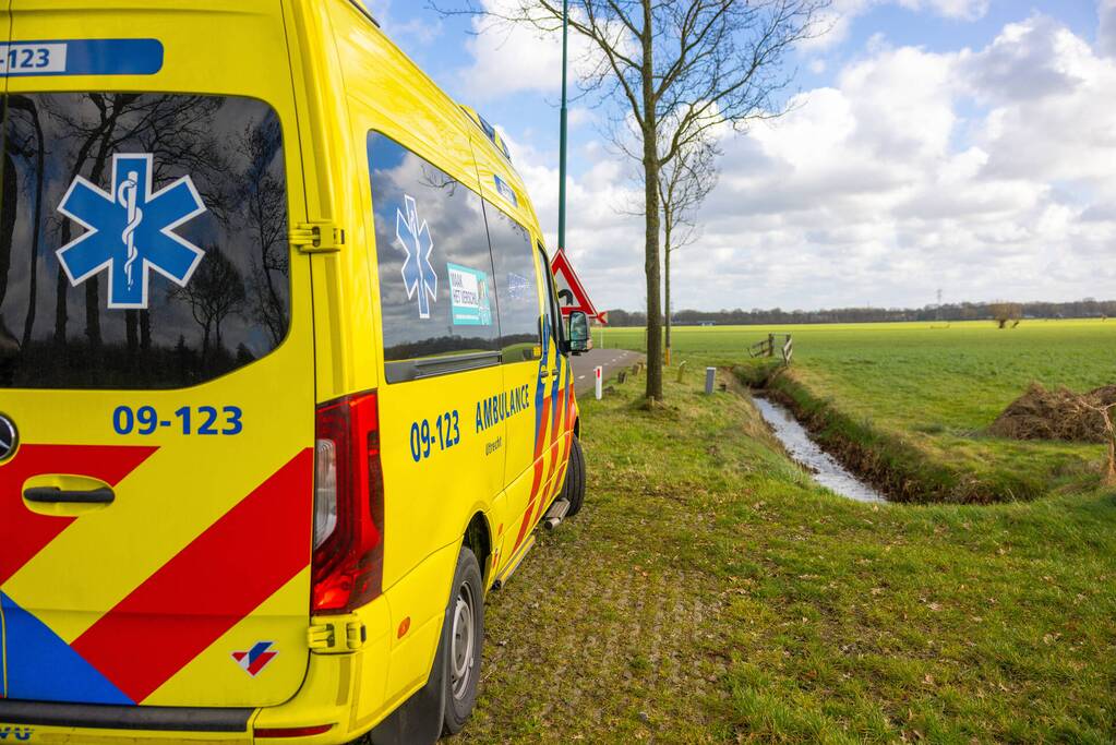 Brommerrijder rijdt rechtdoor de sloot in