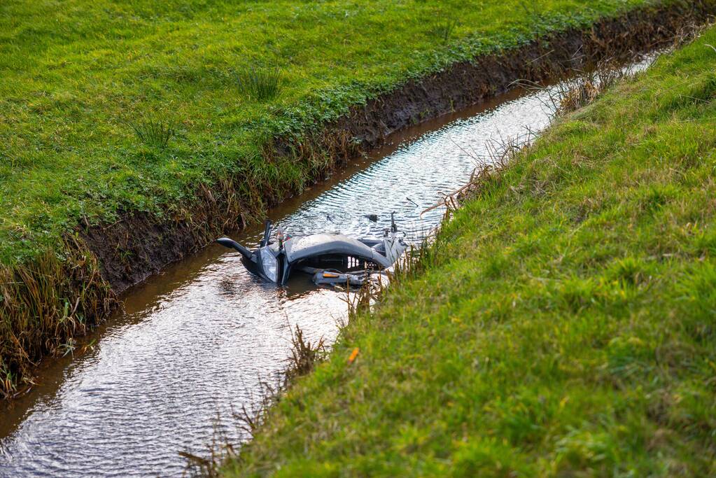 Brommerrijder rijdt rechtdoor de sloot in