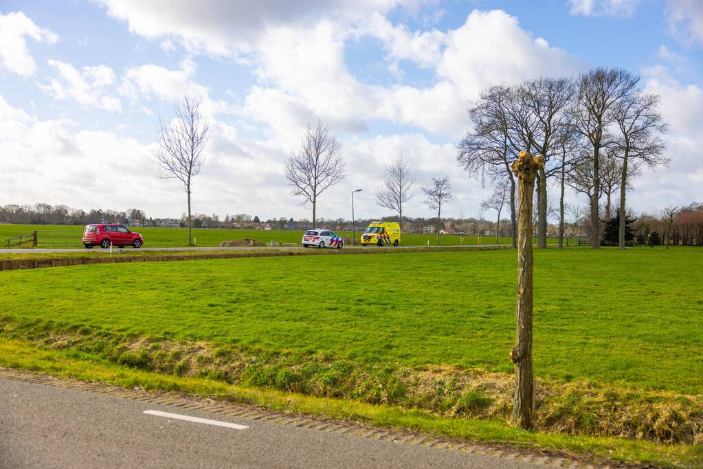 Brommerrijder rijdt rechtdoor de sloot in