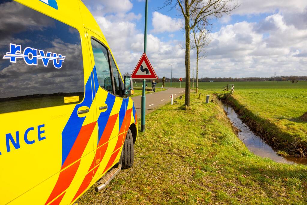 Brommerrijder rijdt rechtdoor de sloot in