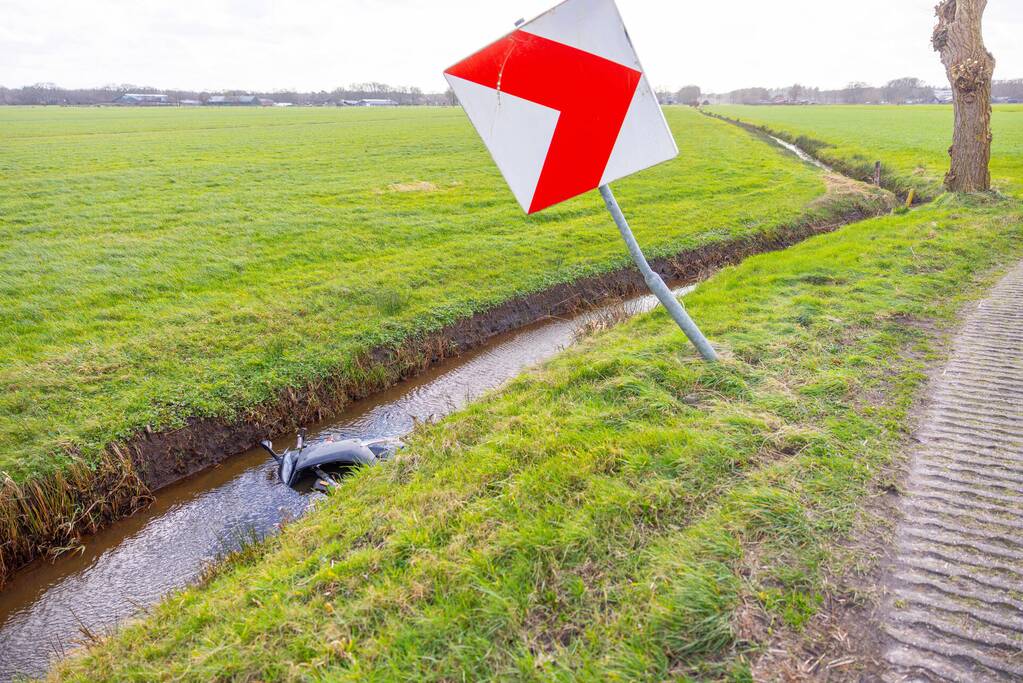 Brommerrijder rijdt rechtdoor de sloot in