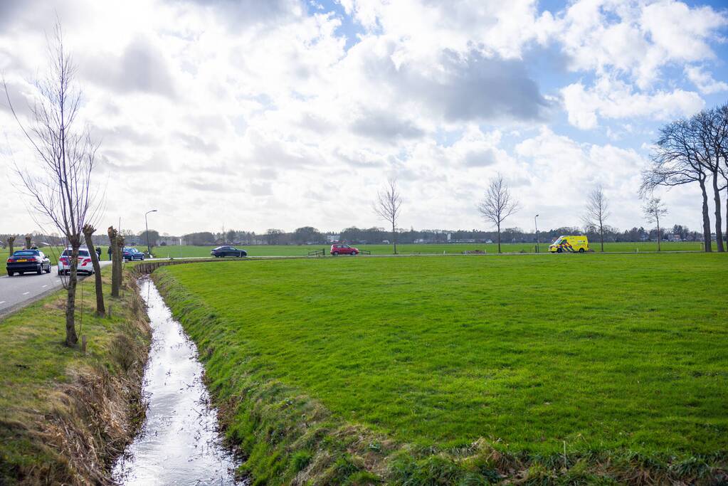 Brommerrijder rijdt rechtdoor de sloot in