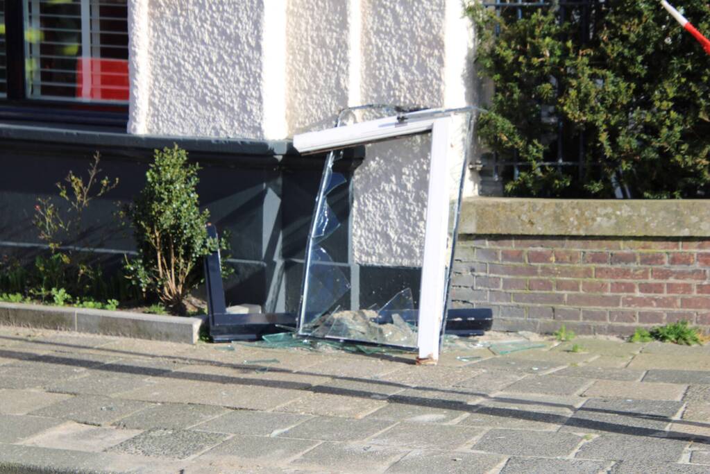 Raamkozijn uit dakgoot gehaald na storm