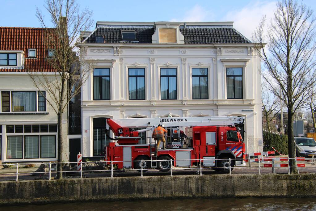 Raamkozijn uit dakgoot gehaald na storm