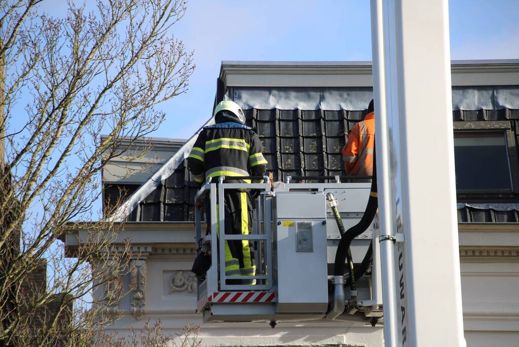 Raamkozijn uit dakgoot gehaald na storm