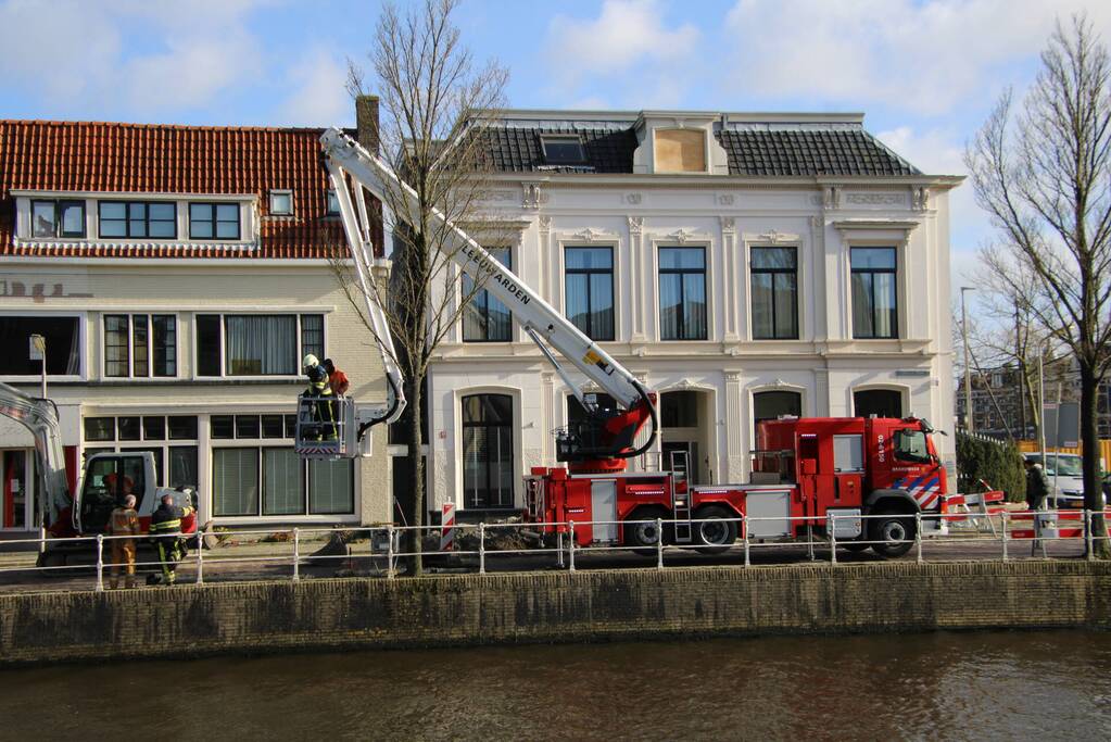 Raamkozijn uit dakgoot gehaald na storm
