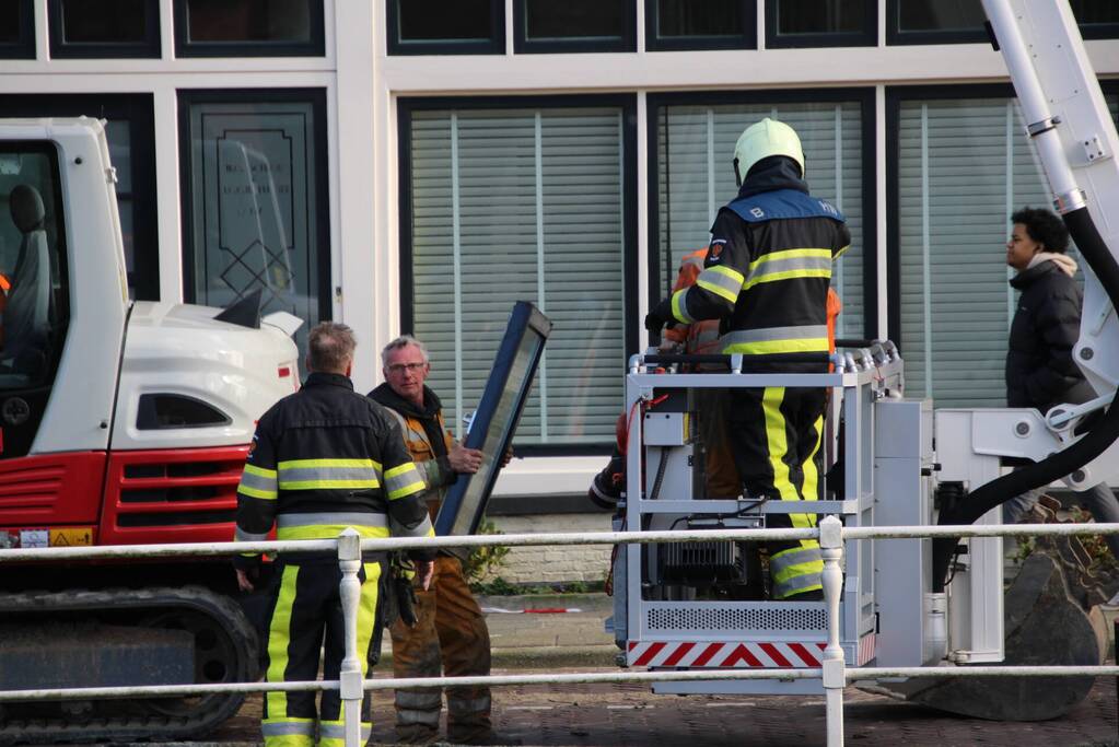 Raamkozijn uit dakgoot gehaald na storm