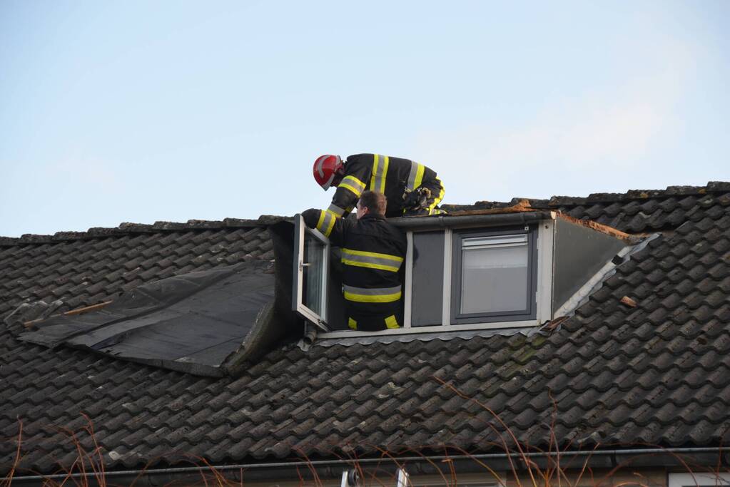 Dakbedekking waait van dakkapel