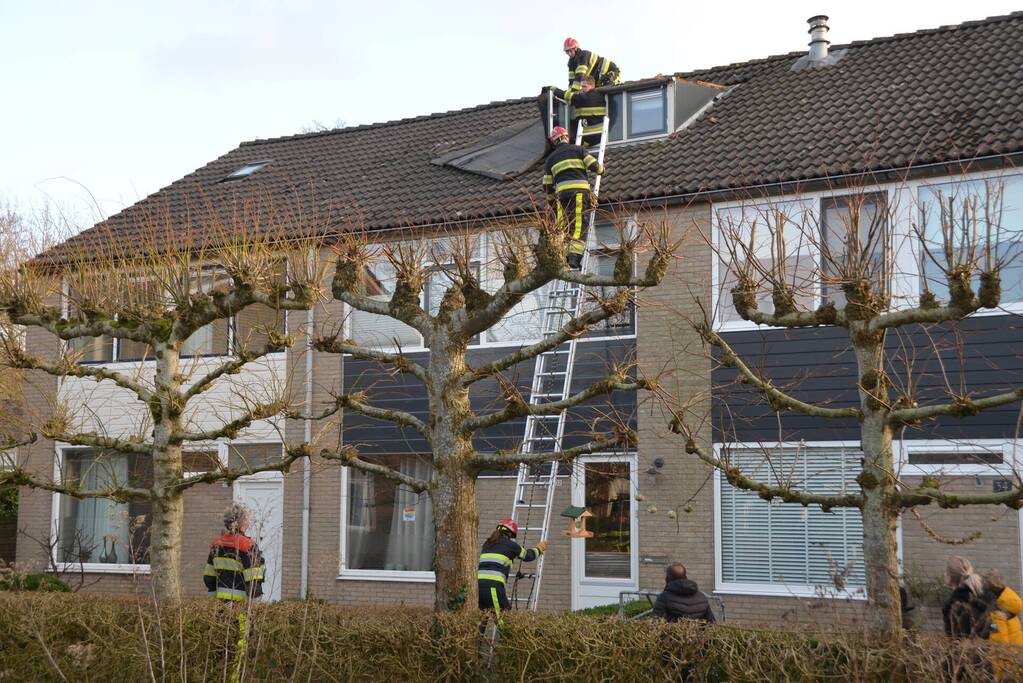 Dakbedekking waait van dakkapel