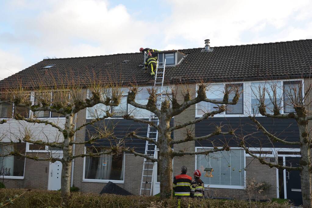 Dakbedekking waait van dakkapel