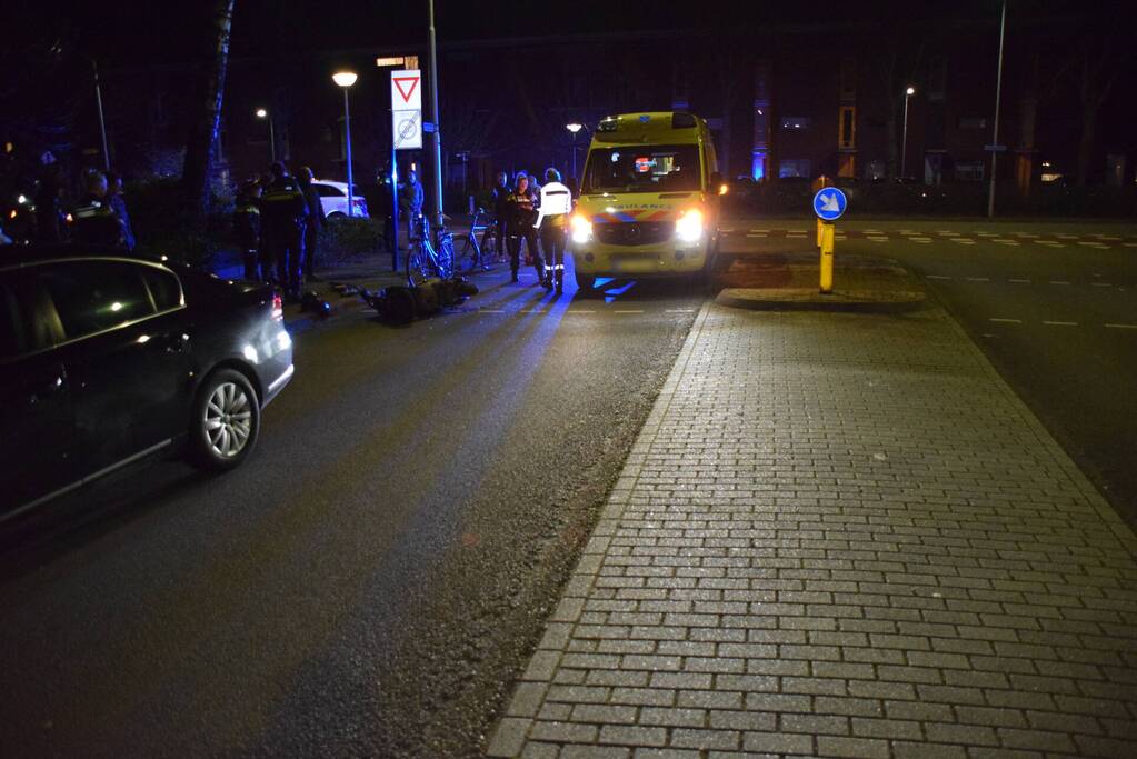 Schade na ongeval tussen auto en scooter