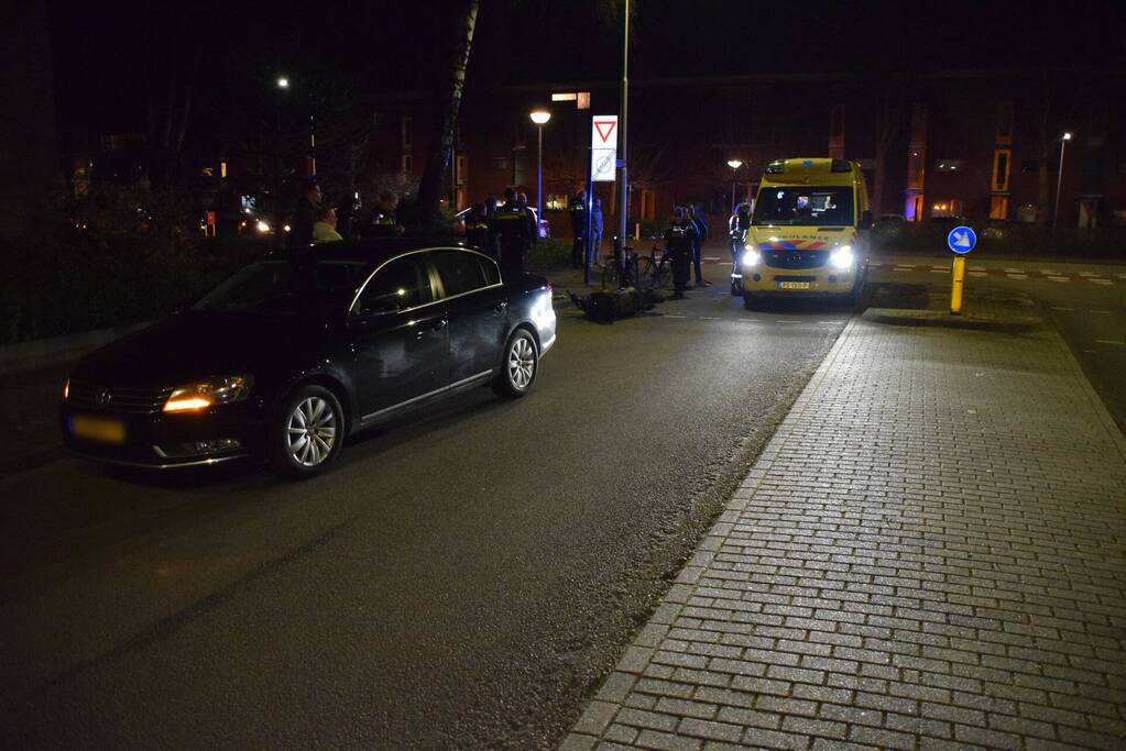 Schade na ongeval tussen auto en scooter