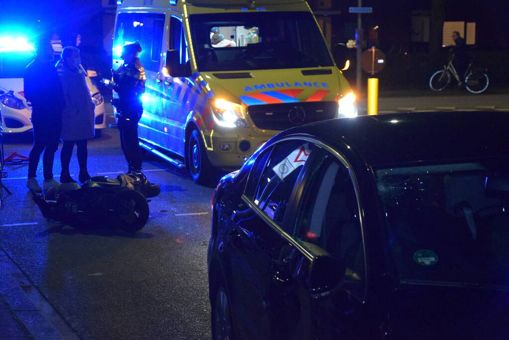 Schade na ongeval tussen auto en scooter