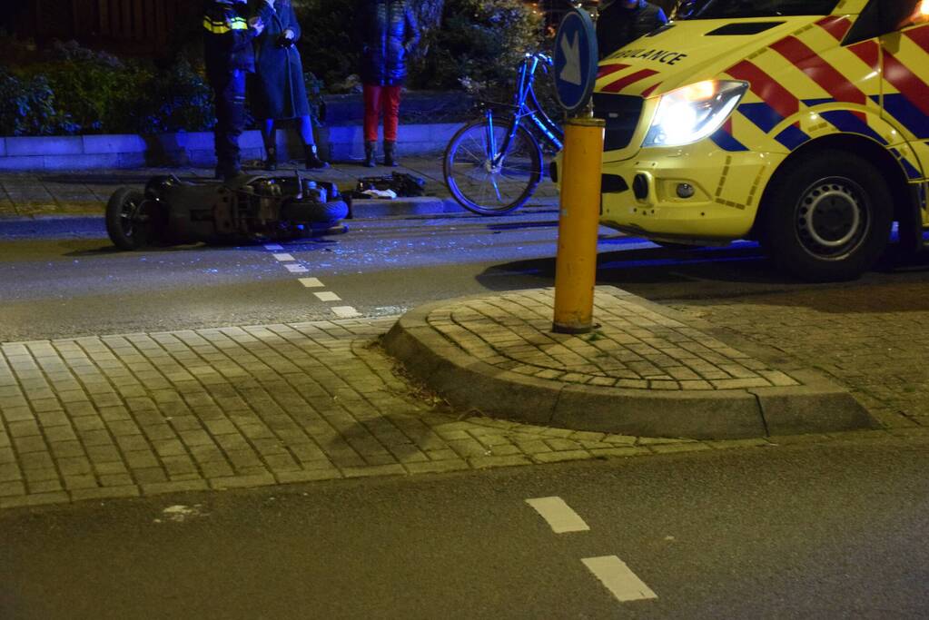 Schade na ongeval tussen auto en scooter