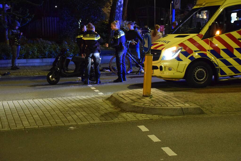Schade na ongeval tussen auto en scooter