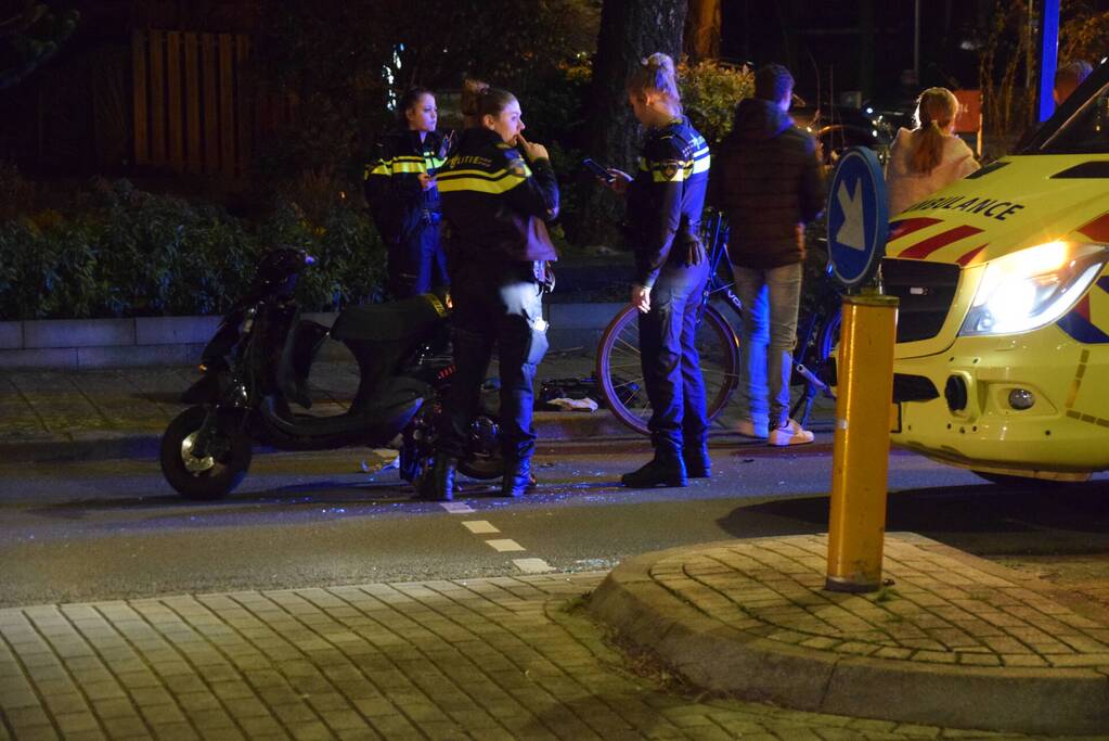 Schade na ongeval tussen auto en scooter