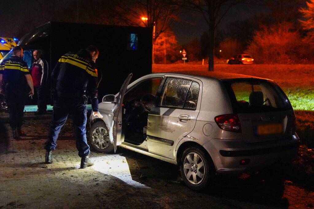 Auto raakt van de weg en botst op paardenvrachtwagen