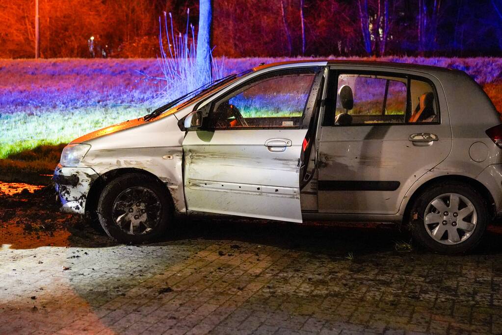 Auto raakt van de weg en botst op paardenvrachtwagen