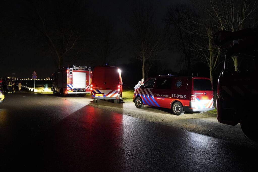 Auto gaat kopje onder