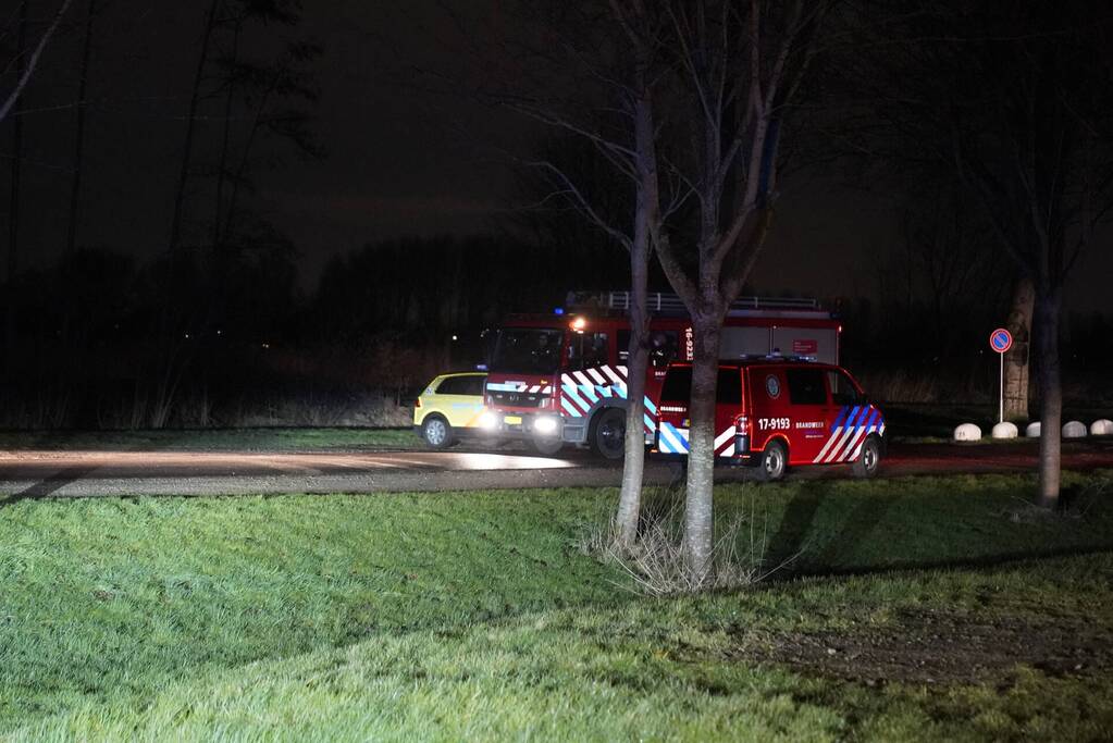 Auto gaat kopje onder