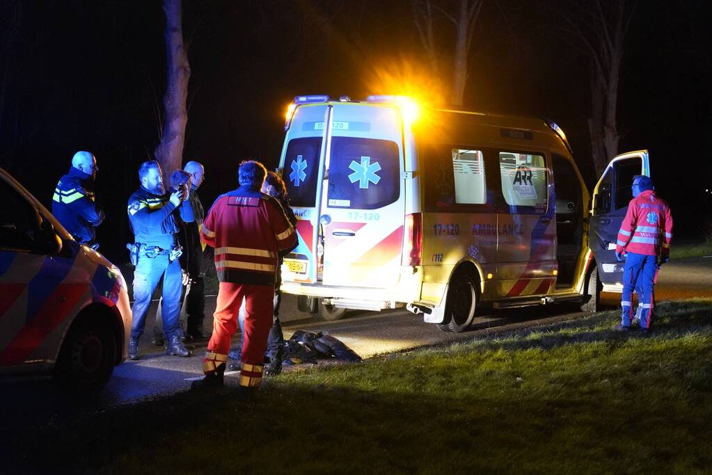 Auto gaat kopje onder