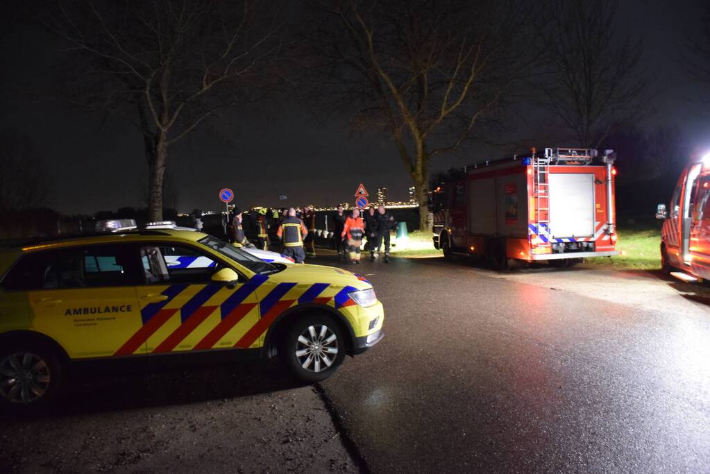 Auto gaat kopje onder