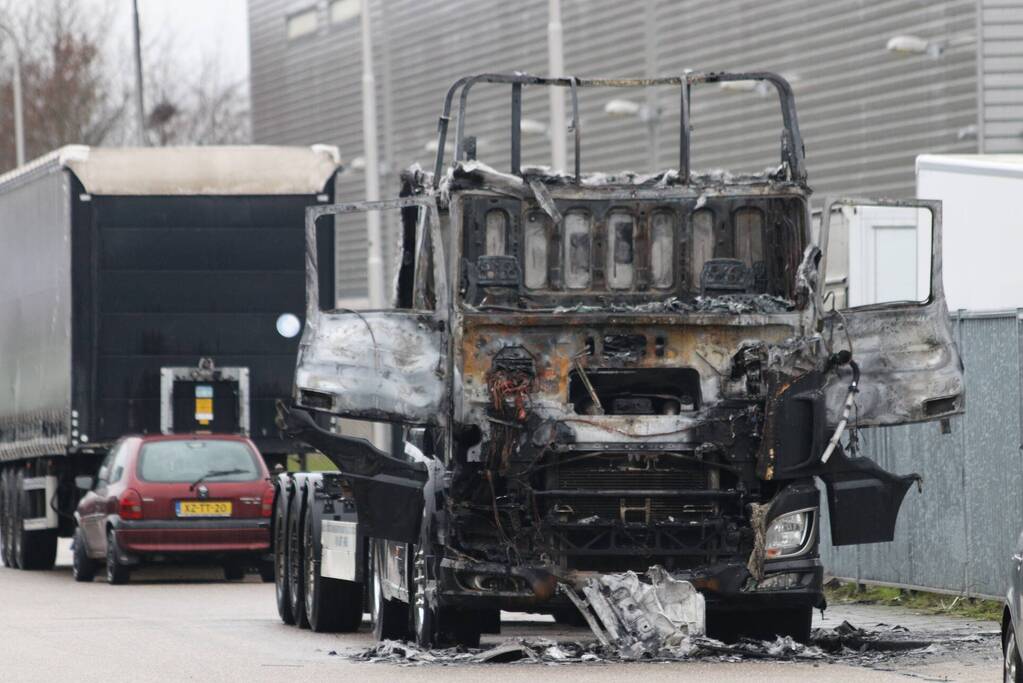 Twee geparkeerde vrachtwagens in brand