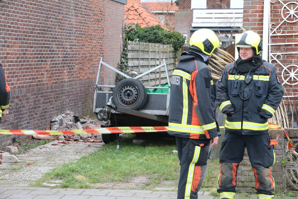 Deel van dak verwoest door wind