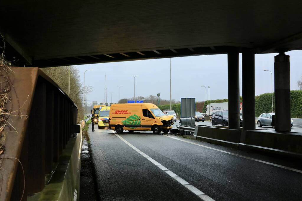 Bestelbus crasht tegen RIMOB