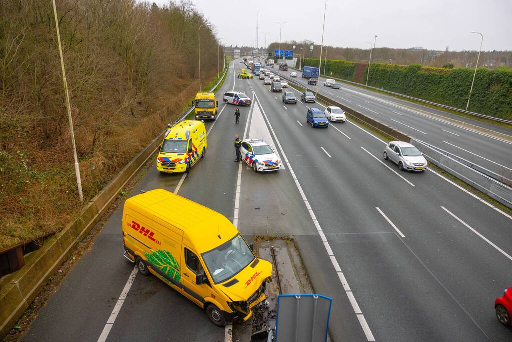 Bestelbus crasht tegen RIMOB
