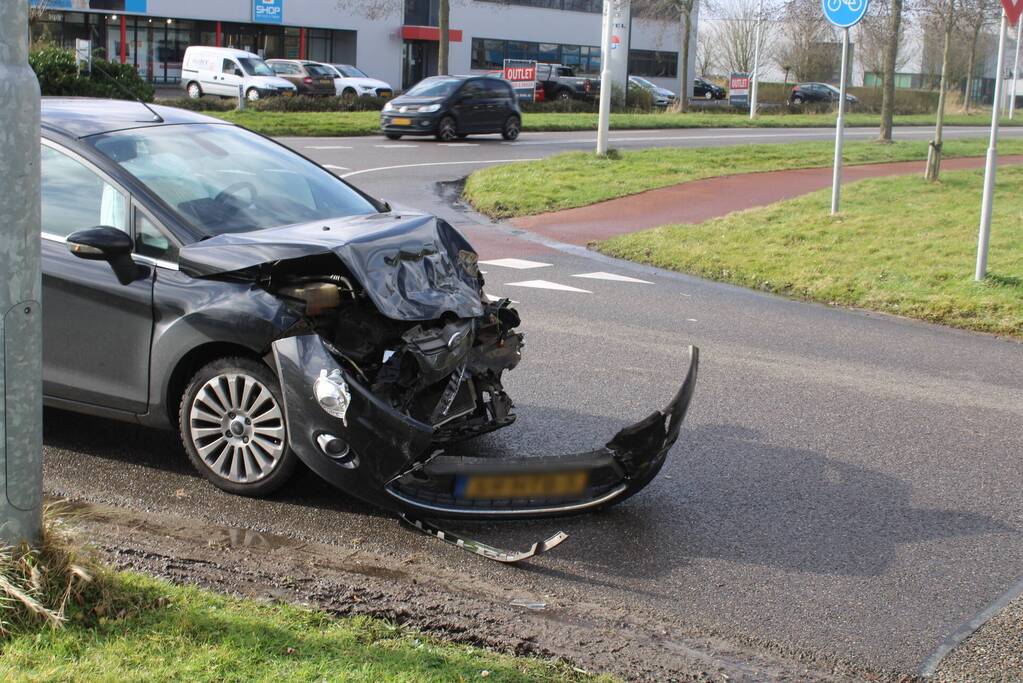 Auto rijdt tegen zijkant van vrachtwagen