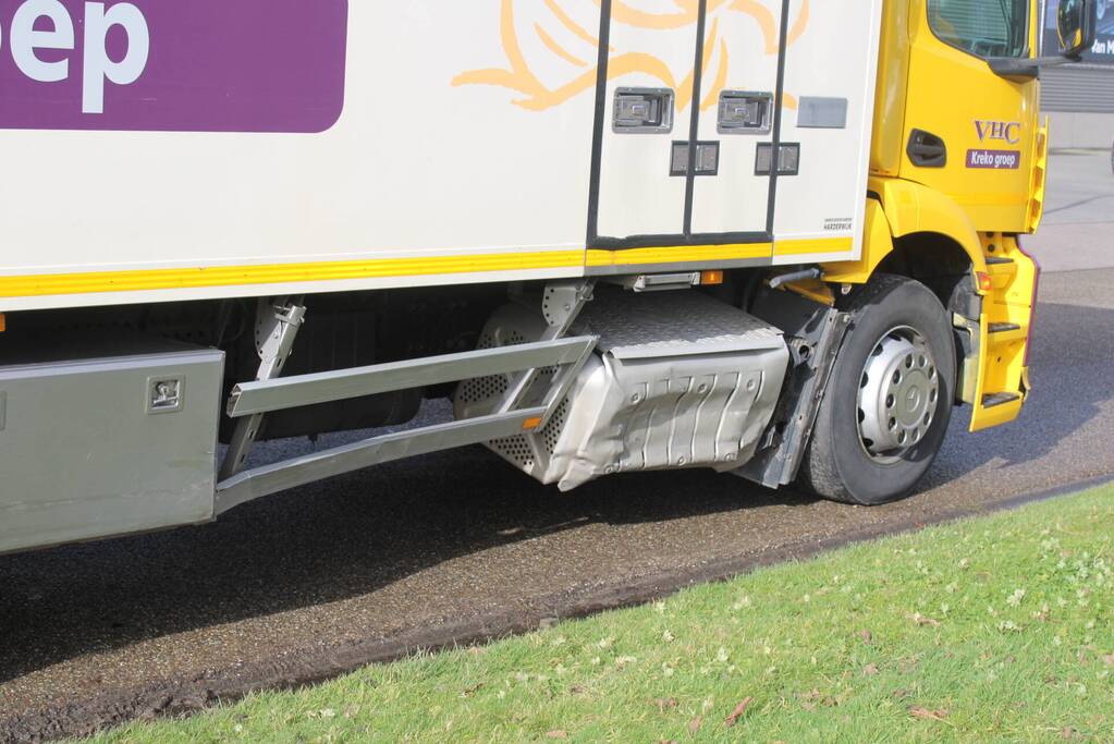 Auto rijdt tegen zijkant van vrachtwagen