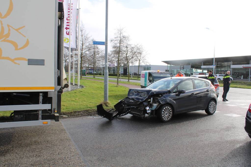 Auto rijdt tegen zijkant van vrachtwagen