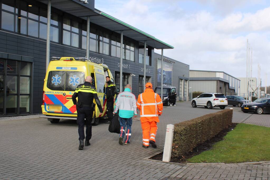 Auto rijdt tegen zijkant van vrachtwagen
