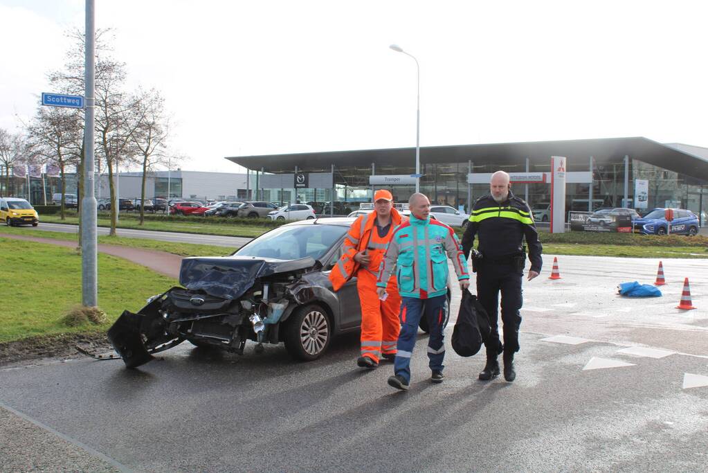 Auto rijdt tegen zijkant van vrachtwagen
