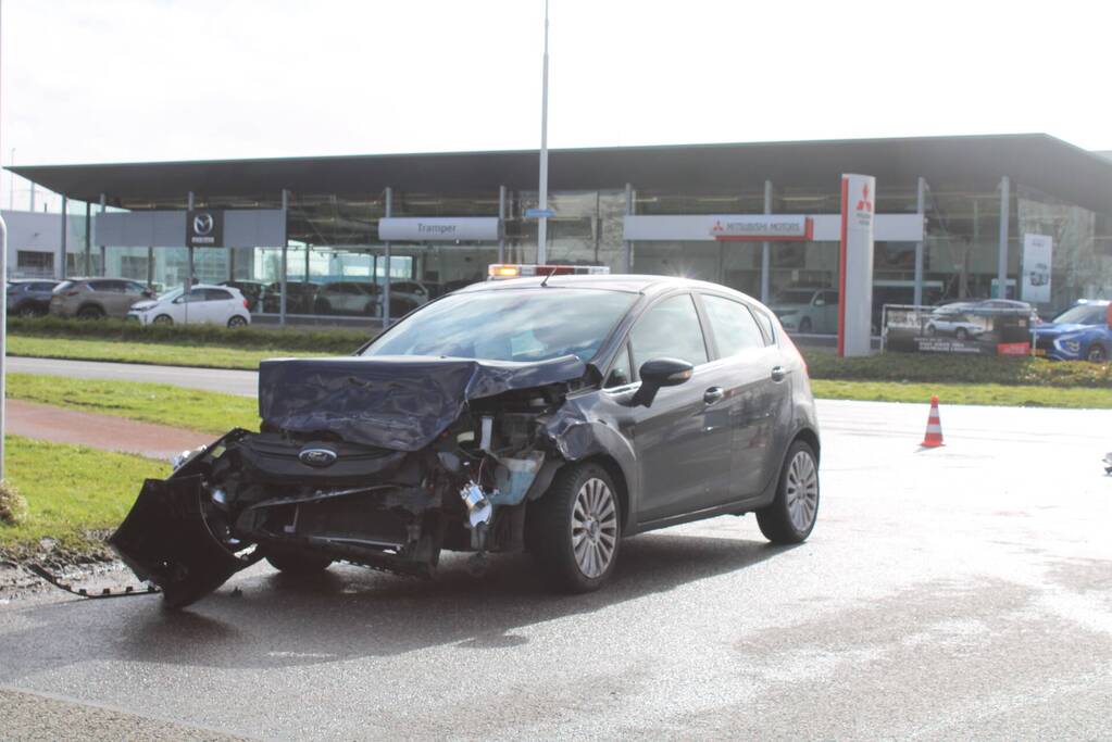 Auto rijdt tegen zijkant van vrachtwagen