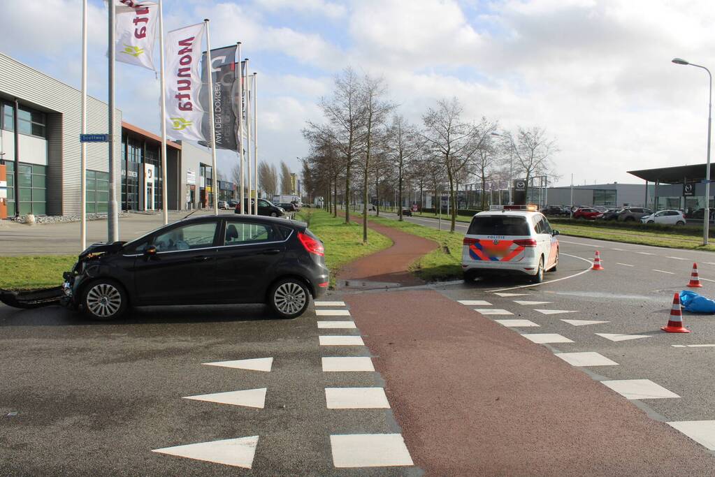 Auto rijdt tegen zijkant van vrachtwagen