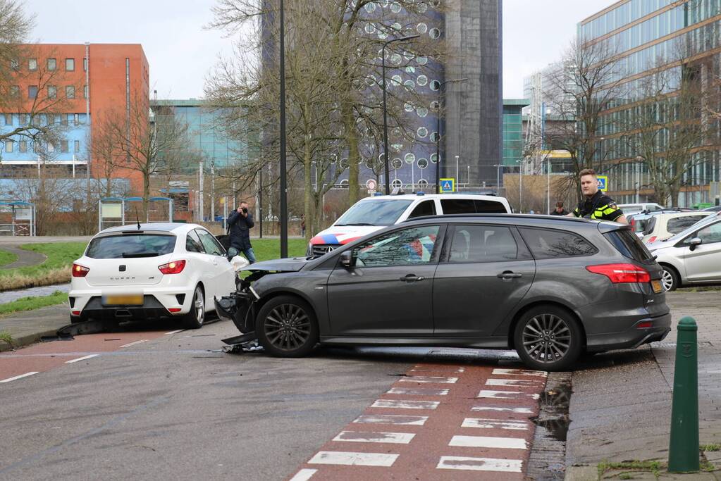 Veel schade na ongeval tussen twee voertuigen