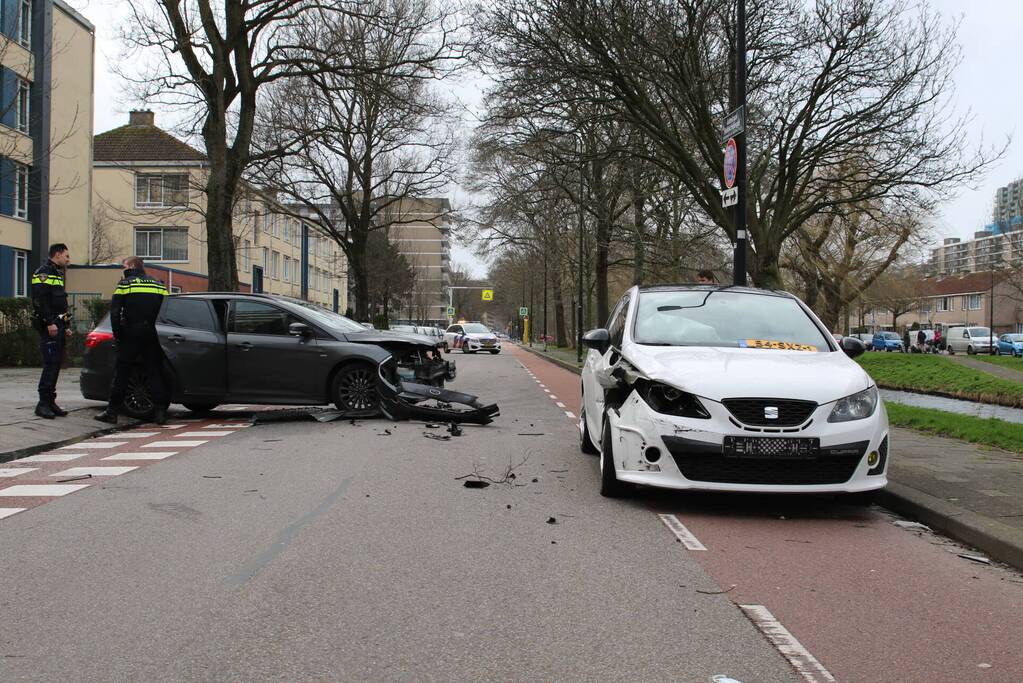 Veel schade na ongeval tussen twee voertuigen