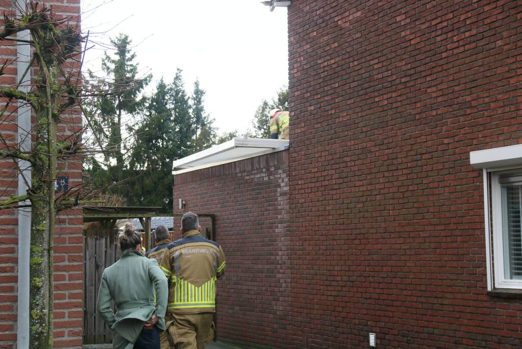 Overkapping van woning laat los door harde wind