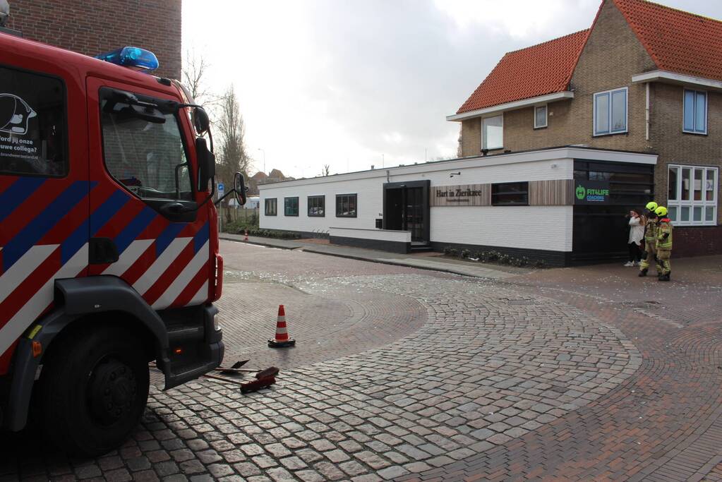 Glasplaten waaien uit pand
