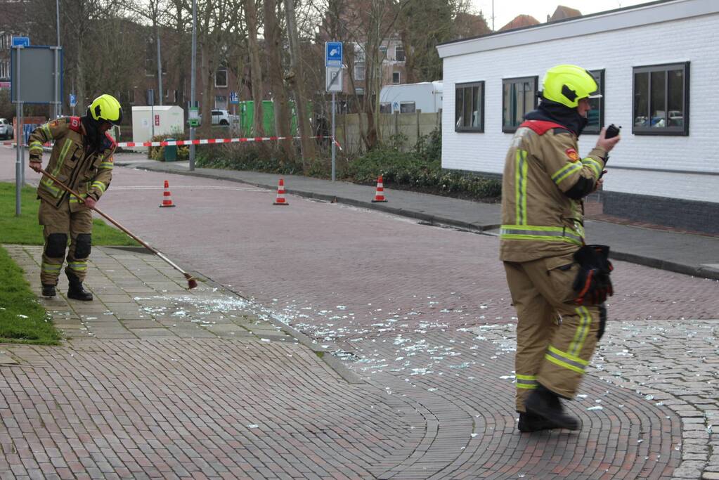 Glasplaten waaien uit pand