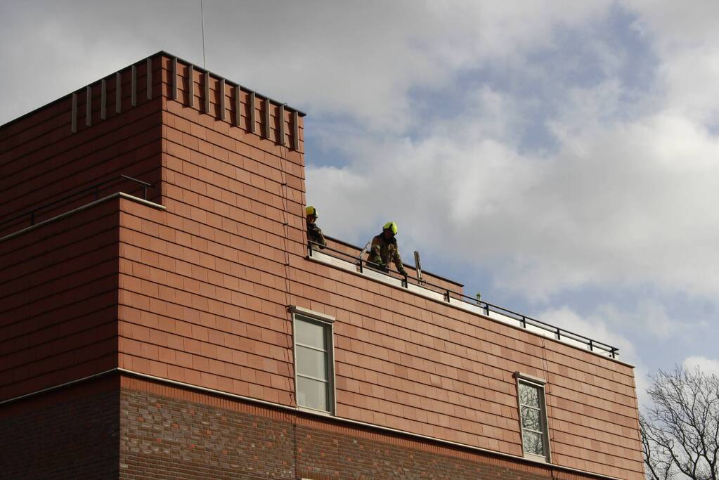 Glasplaten waaien uit pand